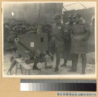 藏品(崑崙關大捷：徐庭瑤總司令研究被我虜獲之敵手射砲)的圖片